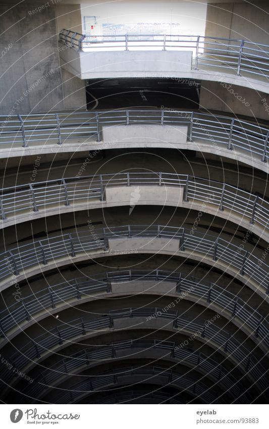 Schneckenschlund Reling Parkhaus rund Etage Neonlicht Kosten grau mehrstöckig Garage KFZ Verkehr Tag Speiseröhre Am Rand Schwindelgefühl Beton Stahl Einfahrt