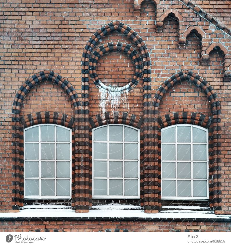 alter Hof Altstadt Haus Fabrik Kirche Dom Ruine Mauer Wand Fassade Fenster Stein dreckig Fensterbogen Rundfenster Backstein Backsteinfassade Backsteingotik