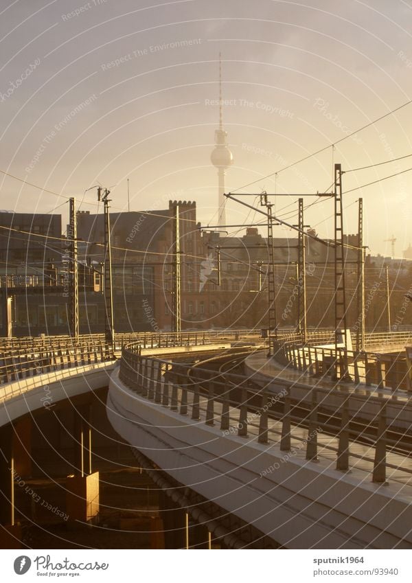 gleis_8 Leitung S-Bahn Bahnhof Berlin Eisenbahn Berliner Fernsehturm Himmel Morgen Hauptbahnhof