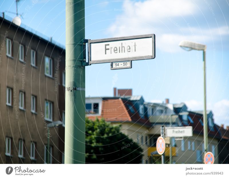 lange Freiheit Wolken Sommer Berlin Stadtrand Stadthaus Fassade Verkehrswege Straße Straßenkreuzung Metall Straßennamenschild Straßenbeleuchtung Hausnummer