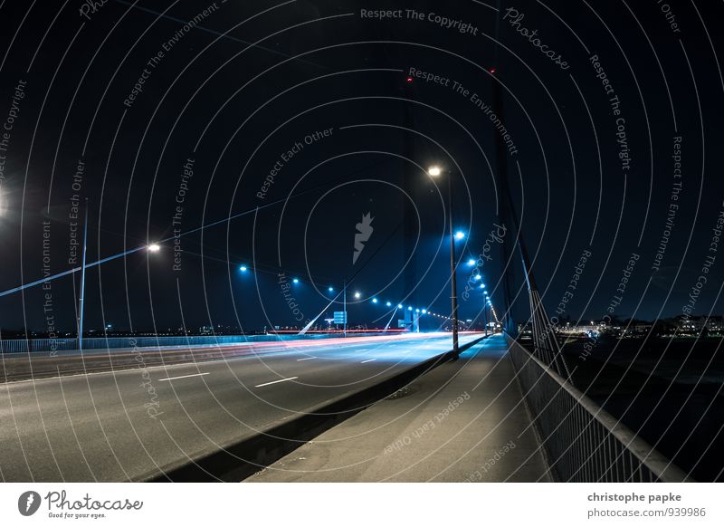 Bright Bridge - Düsseldorf Stadt Stadtzentrum Menschenleer Wahrzeichen Straße Autobahn Brücke Fahrzeug PKW Lastwagen Bewegung fahren dunkel Geschwindigkeit