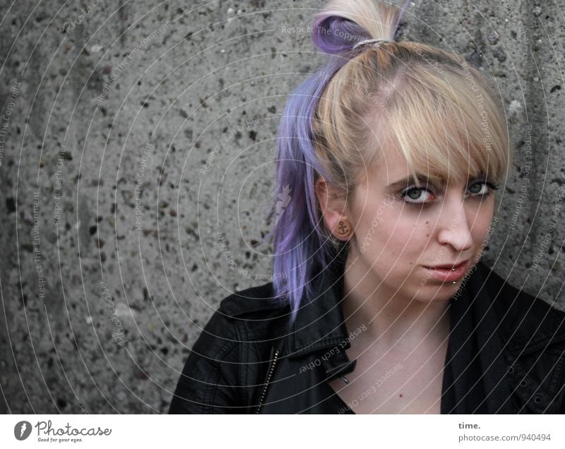 Lilly feminin Junge Frau Jugendliche 1 Mensch Jacke Piercing blond langhaarig Pony Zopf Punk beobachten Blick warten schön selbstbewußt Coolness Willensstärke