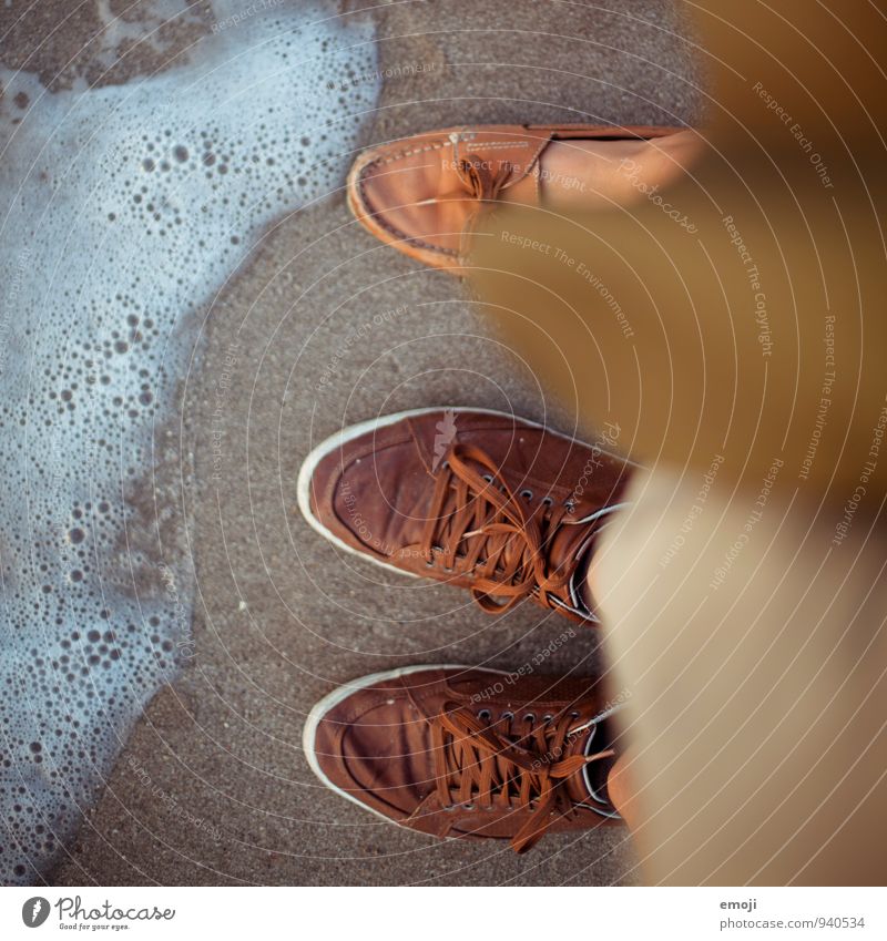 1.5 Menschen Fuß 2 Wellen Strand Meer Sand Wasser Schuhe Ferien & Urlaub & Reisen Urlaubsfoto Farbfoto Außenaufnahme Tag Schwache Tiefenschärfe Vogelperspektive