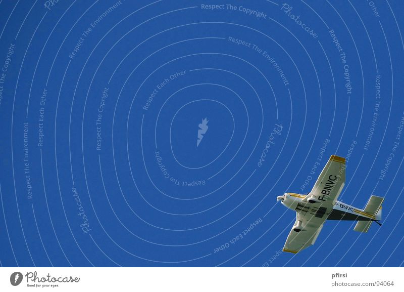 Freiheit Flugzeug strahlend Spielzeug rechts unten gelb weiß Pilot Luft Flugzeuglandung Schweben Luftverkehr Himmel blau Ecke flugi Flughafen hoch Beginn leer