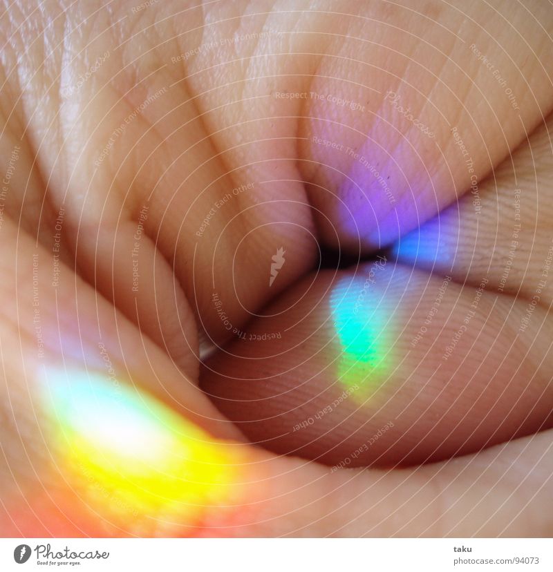 CRISTALL Hand Finger Licht grün gelb Reflexion & Spiegelung festhalten Wand Regenbogen Kristallkugel schimmern durchsichtig Esszimmer Wohnung Falte Farbe Sonne