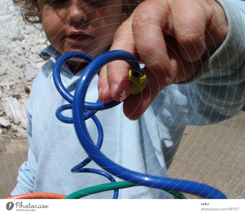 NATANAEL Spielen Hand Finger Kind Kunstwerk Spiegel gelehrt Bauernhof Kleinkind Freude blau Gesicht Begeisterung natanael pinggau lieblingskind Locken