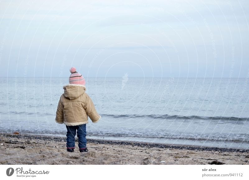 kalte Ostsee Ferien & Urlaub & Reisen Mensch feminin Kind Kleinkind Mädchen Kindheit Wasser Himmel Herbst Wetter Wellen Strand Meer Bekleidung Jeanshose Jacke