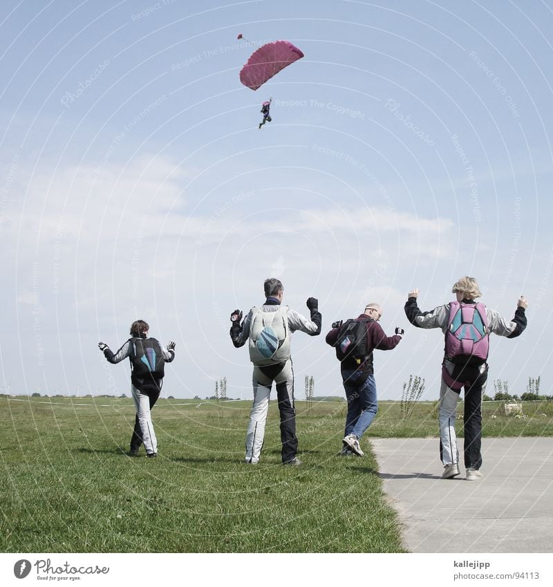 alle meine entchen Fallschirmspringer springen Gleitschirmfliegen üben Flugplatz Rollfeld Horizont gleiten Formation Wiese Feld Formationsspringen Rucksack Hand