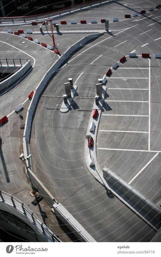 Teststrecke für Parkplatzsuchende (Abschnitt 1) Parkhaus rund Etage Kosten grau mehrstöckig Garage KFZ Verkehr Tag Beton Stahl Einfahrt Eingang Ausgang leer