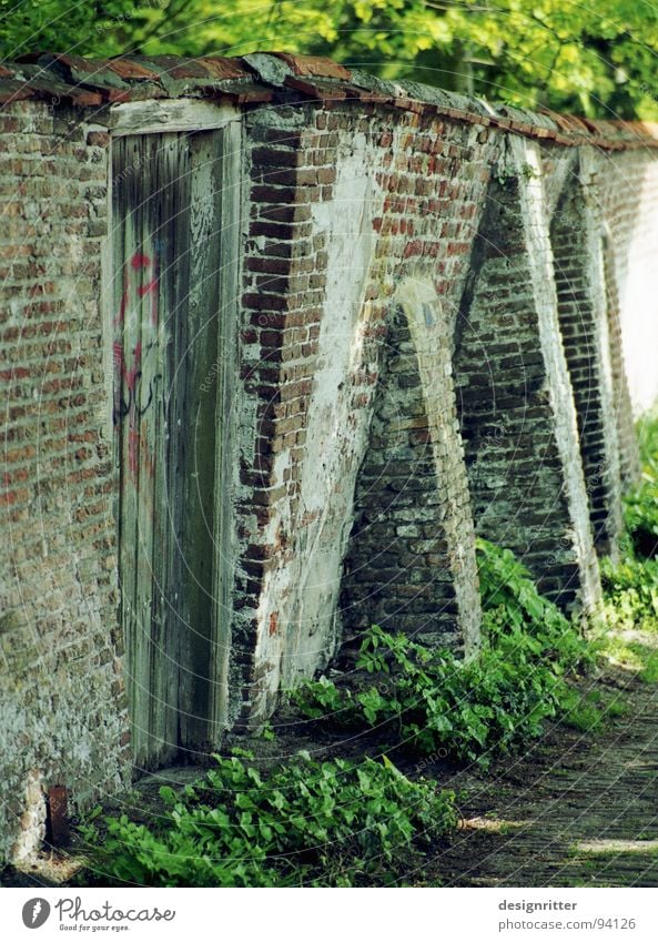 gemeinsam Mauer Zusammenbruch fallen Strebe abstützen Säule Gewicht edel Detailaufnahme Stein verrückt festhalten tragen stone stones angular slanted