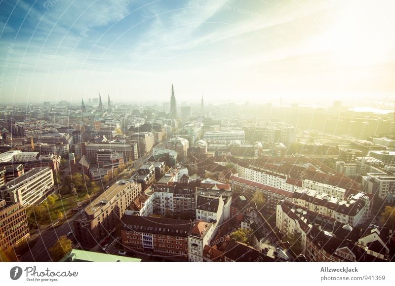 Hamburg am Morgen 1 Hafenstadt Stadtzentrum Skyline blau gelb Farbfoto Außenaufnahme Luftaufnahme Menschenleer Morgendämmerung Licht Sonnenlicht Sonnenaufgang