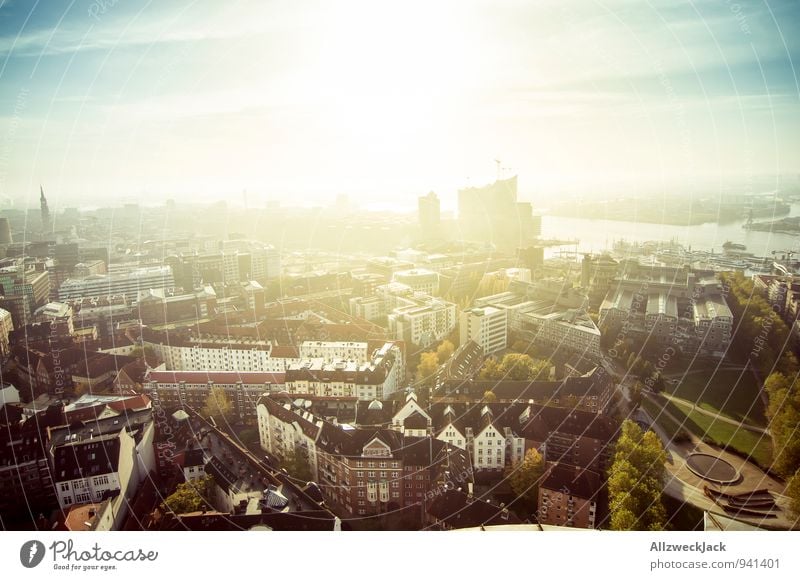 Hamburg am Morgen 2 Hafenstadt Stadtzentrum Skyline Schifffahrt ästhetisch blau gelb Farbfoto Außenaufnahme Luftaufnahme Menschenleer Morgendämmerung Licht