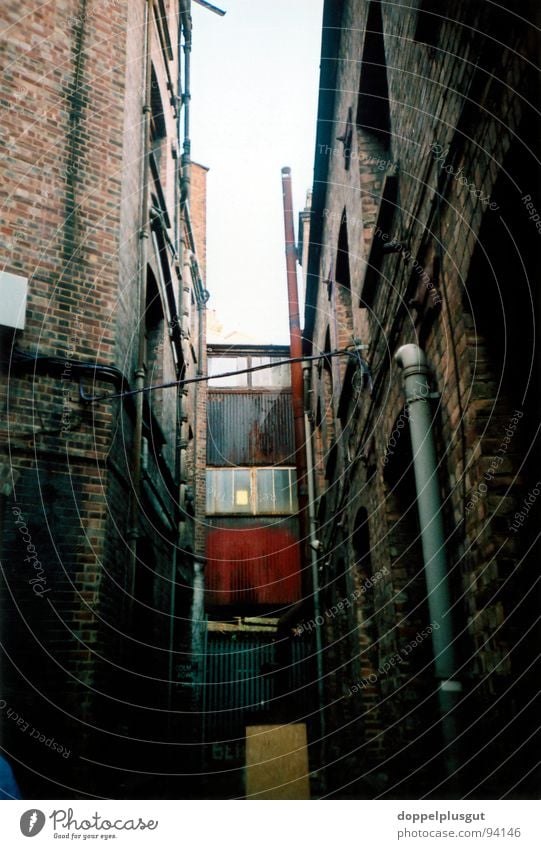 Hinterhof London eng dunkel planen Lomografie Bauernhof schäbig Lichtblick Röhren