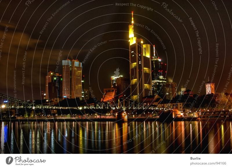 Lichter der Großstadt Nacht Hochhaus glänzend dunkel Langzeitbelichtung Frankfurt. Main Lampe