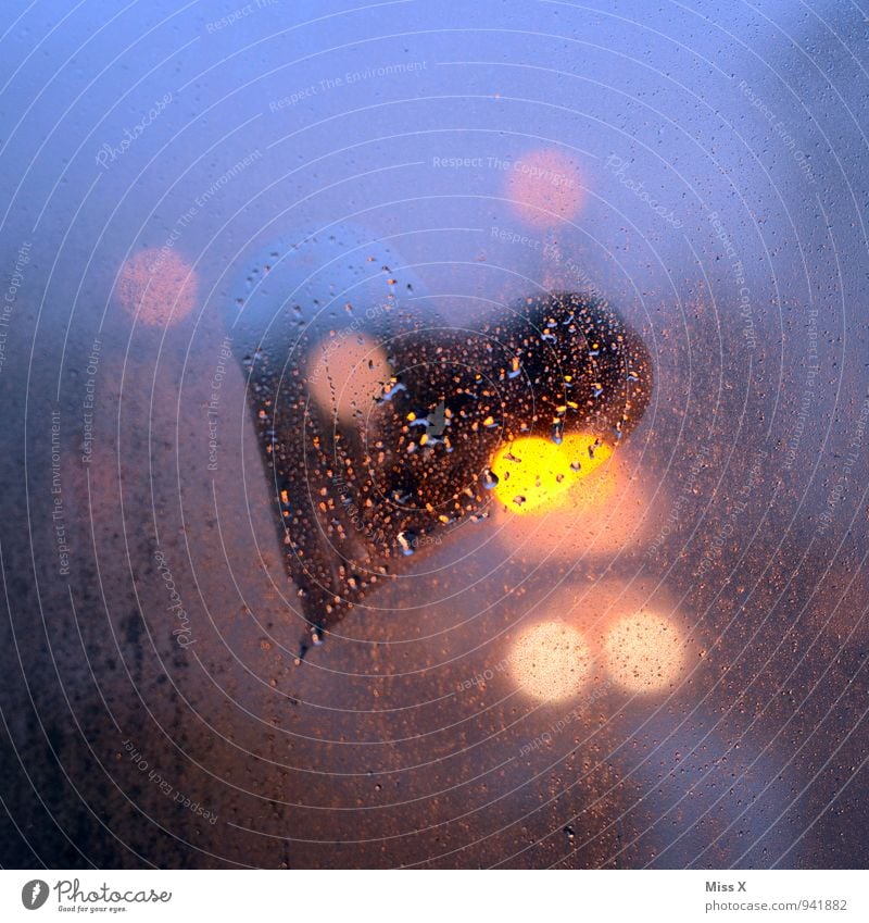 Licht und Schatten und Liebe Wasser Wassertropfen schlechtes Wetter Nebel Regen Fenster Zeichen Herz leuchten Gefühle Stimmung Verliebtheit Romantik