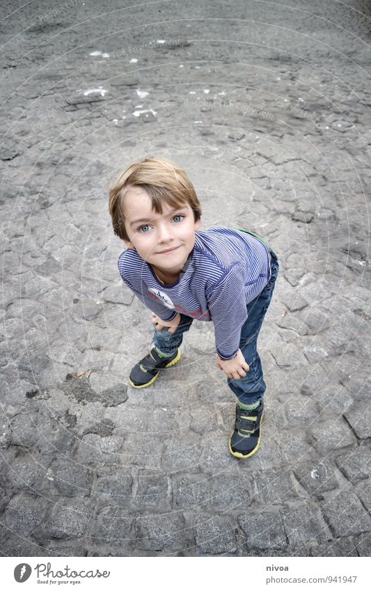 Augenblick Kind Mensch maskulin Junge Kindheit Körper Kopf Haare & Frisuren Gesicht 1 3-8 Jahre Schönes Wetter Hafenstadt Stadtzentrum Platz Marktplatz T-Shirt