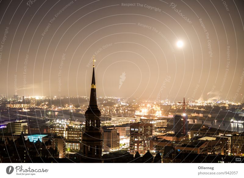 Hamburg bei Nacht Hafenstadt Stadtzentrum Kirche Bauwerk Gebäude Sehenswürdigkeit Wahrzeichen Denkmal Horizont Außenaufnahme Menschenleer Textfreiraum links