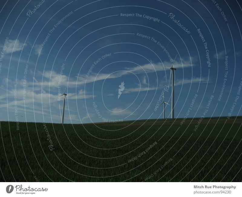 still turning around! Wiese grün Wolken Wind Windrad. Himmel blau Schleierwolken Windkraftanlage sky blue clouds windy