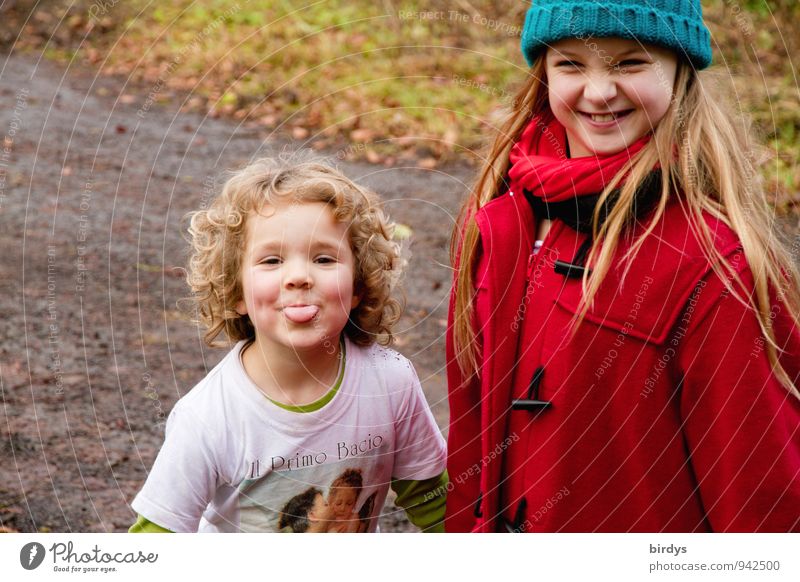 2 lustige Spaßvögel Kind Mädchen Geschwister Freundschaft Kindheit Mensch 3-8 Jahre 8-13 Jahre blond langhaarig Locken lachen leuchten frech Fröhlichkeit