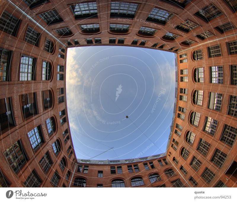 Lichtblick Ferne Haus Am Rand rot braun Fassade Fenster Wolken weiß Rechteck rund Geometrie Wohnung Block umzingeln Tunnel Ausweg HDR Fischauge Berlin Himmel