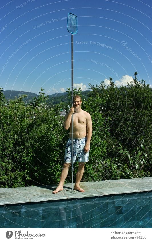 Poolboy Schwimmbad Reinigen Sauberkeit Sommer Mann Ferien & Urlaub & Reisen Erfrischung Kühlung Sträucher Wolken Badehose Schweiz Freizeit & Hobby clean Körper