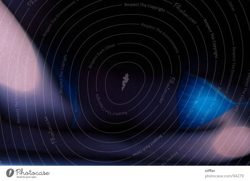Tiefe wasser 9. schwarz dunkel tief Blubbern nass Bikini Trauer Verzweiflung blau Haut Wasser dreckig Beine Arme Brust Tod Traurigkeit Frau