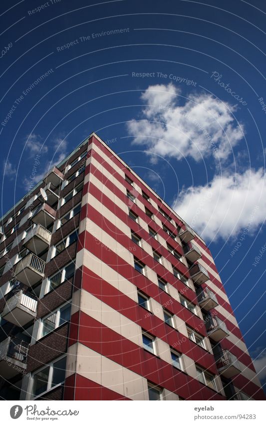 Sozialer Leuchtturmbau Hochhaus gestreift Streifen Plattenbau Brennpunkt Sozialer Brennpunkt Vorstadt Stadt Ghetto Haus Gebäude Balkon Fenster Beton Etage