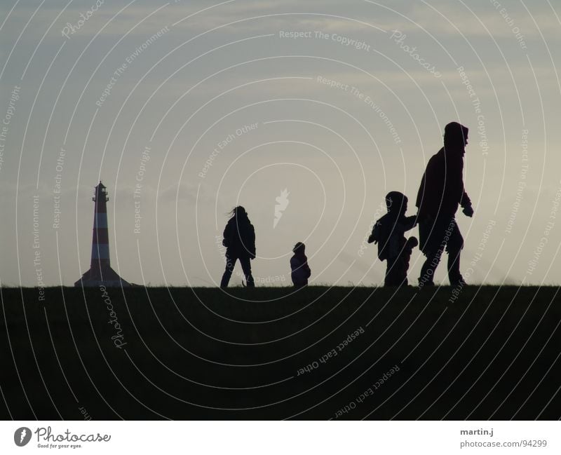 Schattenspiel Leuchtturm dunkel Kind St. Peter-Ording Westerhever Leuchtturm Wind kalt Spaziergang ruhig Erholung Außenaufnahme Gegenlicht Strand Küste Norden