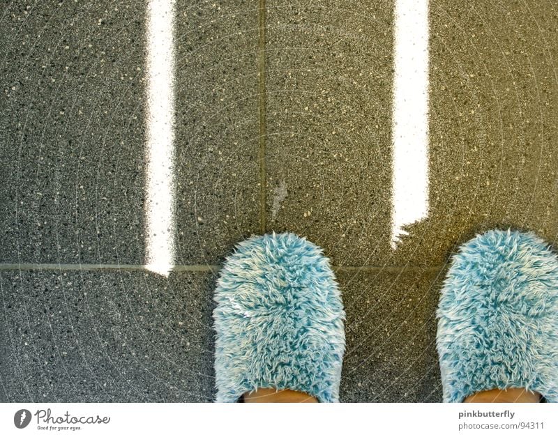 Pantoffeltierchen Hausschuhe Schlappen Plüsch Fell grau stehen gemütlich Wohnung Freizeit & Hobby Bekleidung Fuß blau Bodenbelag Fliesen u. Kacheln trist herab