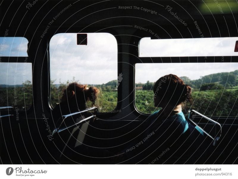 Weitsicht Aussicht ländlich Denken Freundschaft England dunkel schwarz Sommer unterwegs Feld countryside Bus Blick Silhouette Lomografie Sonne Ausflug