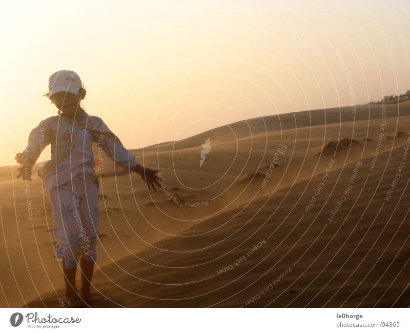 Dune Girl Asien Vietnam Sturm Mädchen Sonnenuntergang Sonnenaufgang Physik heiß Völker Einsamkeit Freude Wüste Stranddüne Sand Wind Mensch Wärme Kind