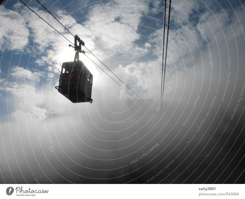 fliegen | aufwärts ins Ungewisse... Ferien & Urlaub & Reisen Ausflug Abenteuer Berge u. Gebirge Wolken Nebel Seilbahn fahren hängen schaukeln bedrohlich dunkel