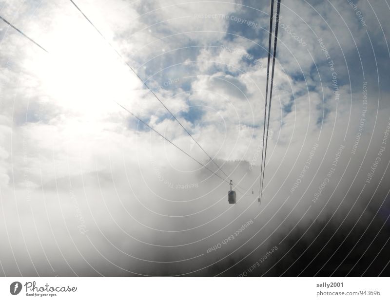 aufwärts... Ausflug Freiheit Berge u. Gebirge Himmel Wolken Sonnenlicht Nebel Alpen Seilbahn fahren fliegen hängen schaukeln wandern bedrohlich dunkel oben