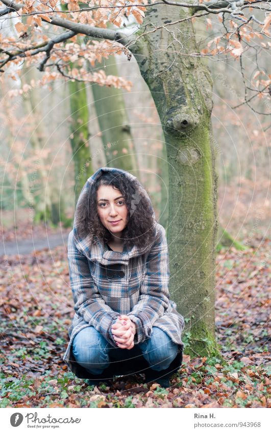 KapuzenMädchen im Herbstwald Junge Frau Jugendliche 1 Mensch 18-30 Jahre Erwachsene Umwelt Natur Baum Wald Bekleidung Jeanshose Mantel brünett langhaarig Locken