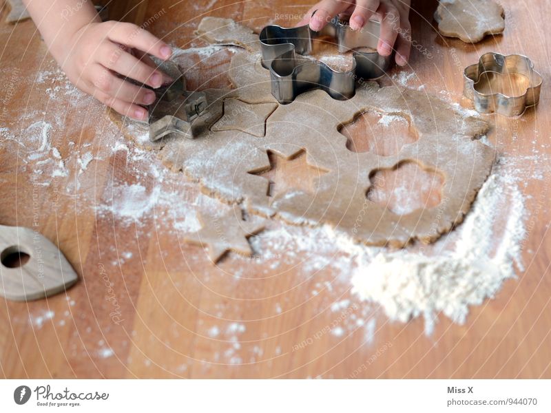 großer Plätzchentag Lebensmittel Teigwaren Backwaren Ernährung Freizeit & Hobby Mensch Hand 1 1-3 Jahre Kleinkind 3-8 Jahre Kind Kindheit lecker niedlich süß