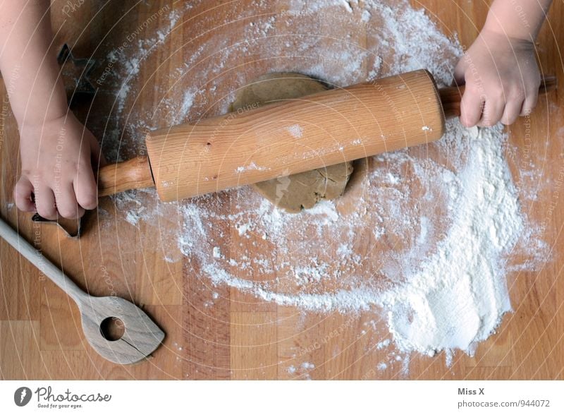 Fleißig Lebensmittel Teigwaren Backwaren Brot Kuchen Ernährung Freizeit & Hobby Tisch Küche Feste & Feiern Geburtstag Mensch Kind Kleinkind Arme Hand 1