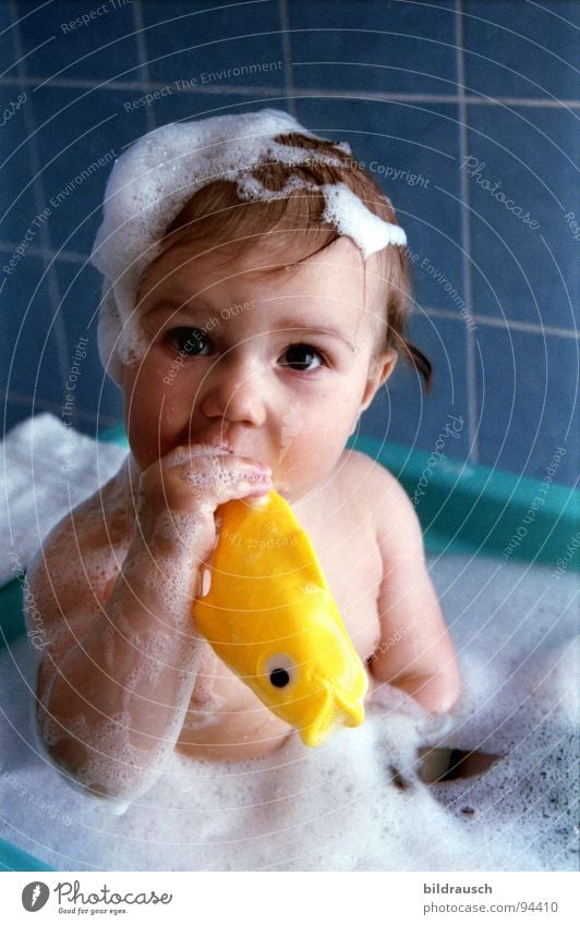 Badeschaum, Fisch und Baby Körperpflege Haare & Frisuren Haut Wellness Wohlgefühl Zufriedenheit Sinnesorgane Schwimmen & Baden Badewanne Kind Mensch Kleinkind