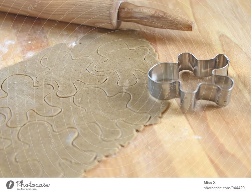 das große Backen Lebensmittel Teigwaren Backwaren Ernährung 1 Mensch lecker süß Plätzchen Lebkuchen Nudelholz Weihnachtsgebäck Backform Farbfoto Innenaufnahme