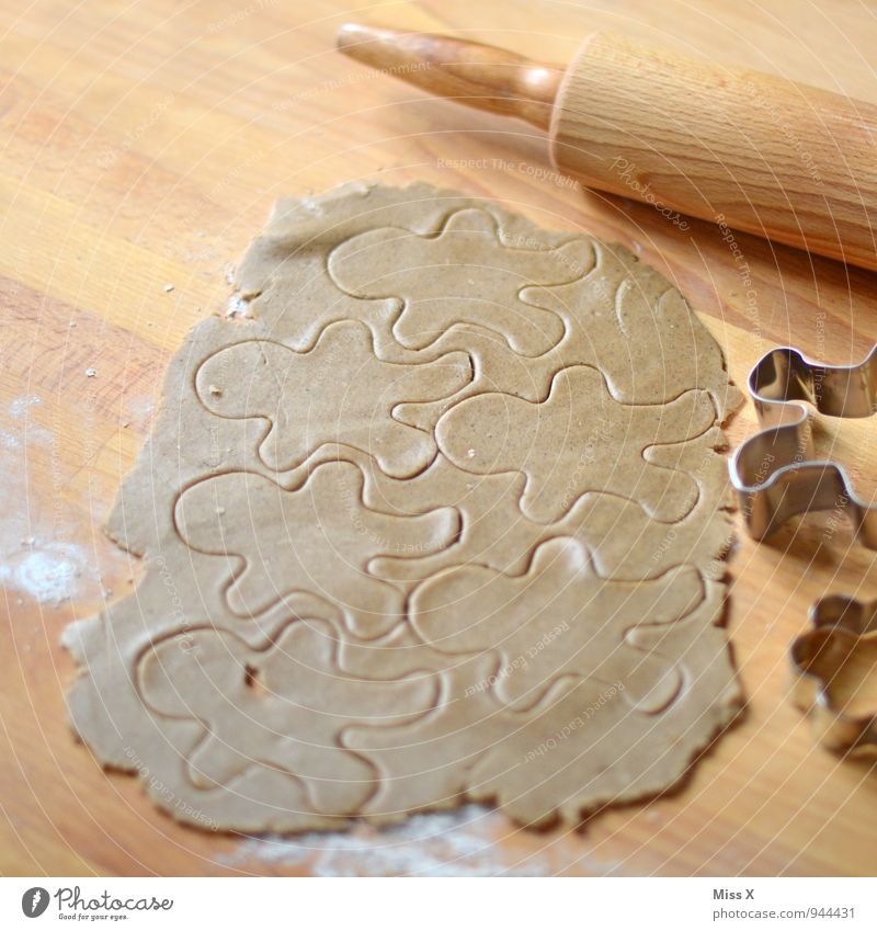 Lebkuchenteig Lebensmittel Teigwaren Backwaren Ernährung lecker Plätzchen Mann Männchen Nudelholz Weihnachtsgebäck ausrollen Farbfoto Innenaufnahme Nahaufnahme