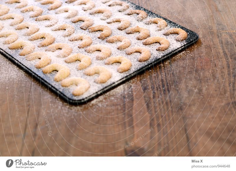 Kipferl Lebensmittel Teigwaren Backwaren Ernährung Weihnachten & Advent lecker süß Vanillekipferl Plätzchen Weihnachtsgebäck Backblech Puderzucker Holztisch