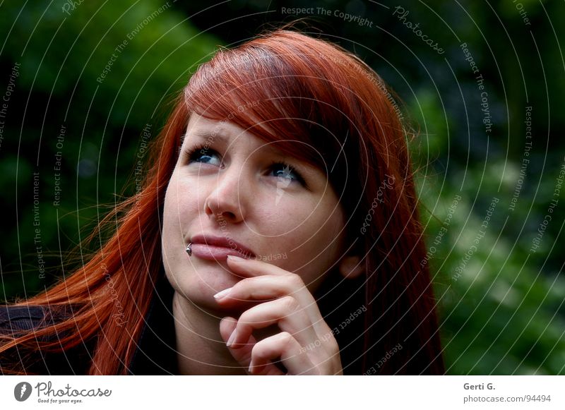 sibyl Frau Junge Frau rothaarig langhaarig schön Denken Wahrsagerei Weisheit Aussehen Gesicht Hand grün Piercing Aussicht outlook nachdenken weissagen Blick