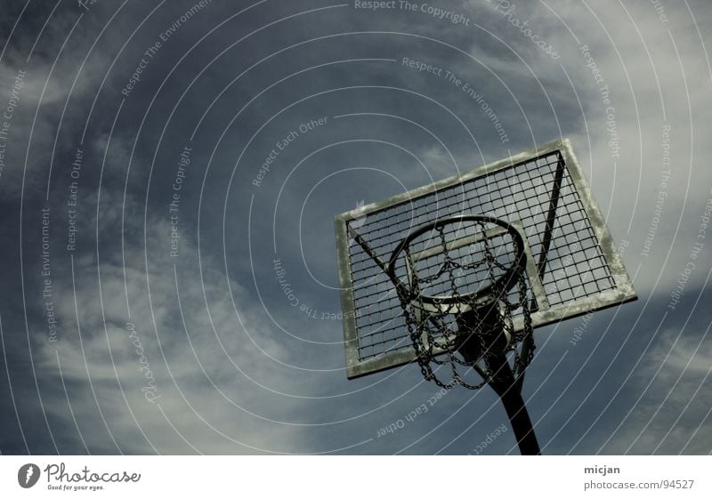 PLAY! Basketballkorb Korb Gitter Stahl Eisen Stab Ballsport hängen 3 Ausdauer Sport Rechteck Wolken grau grün unbenutzt Platz dunkel dreckig Grunge