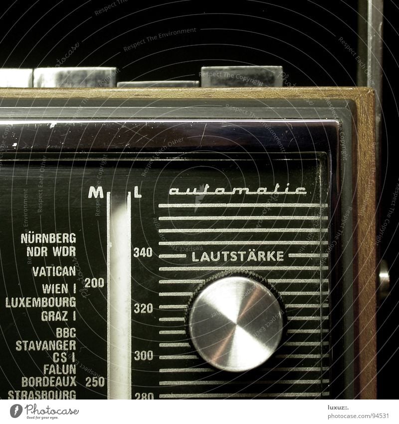 Pump Up the Volume laut ruhig live Lied Podcast Rauschen Schalter Knöpfe Frequenz drehen Regler Sender mono stereo Apparatur Radio braun Hörspiel Nostalgie