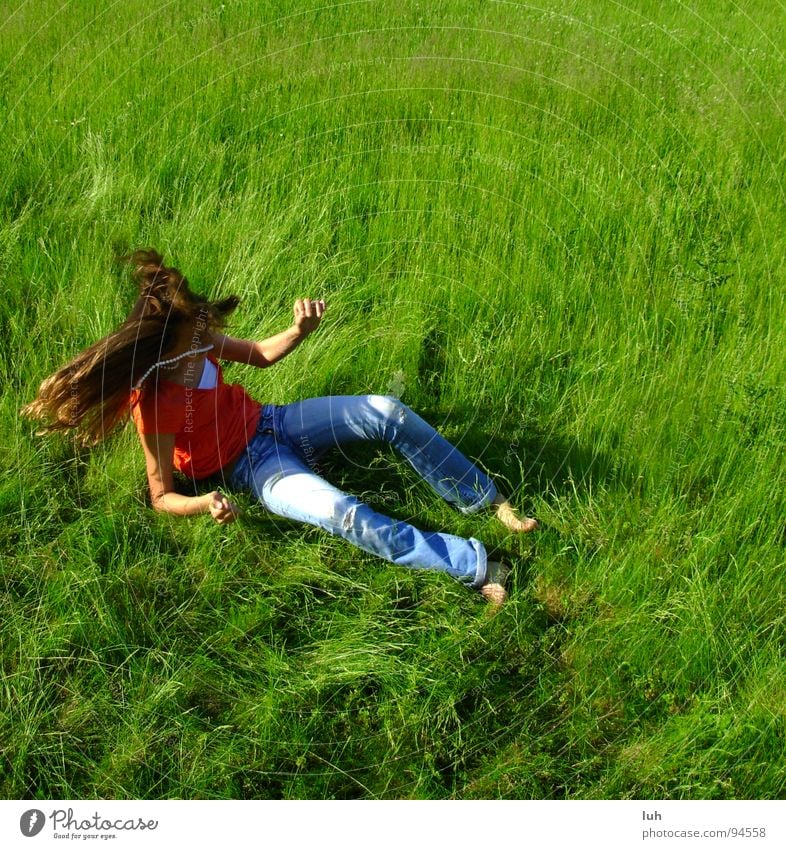 Unsanfte Landung. Haare & Frisuren Sommer Jugendliche Gras Wiese Bewegung fliegen grün Freude Glück Fröhlichkeit Lebensfreude Frühlingsgefühle Vorfreude Kraft