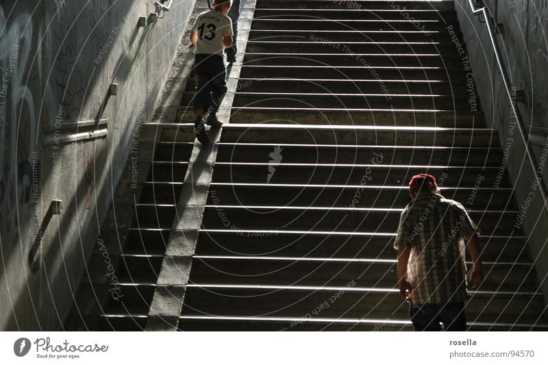 into the light Durchgang dunkel Stadion Tunnel Bahnhof Treppe Schatten Mensch Bewegung