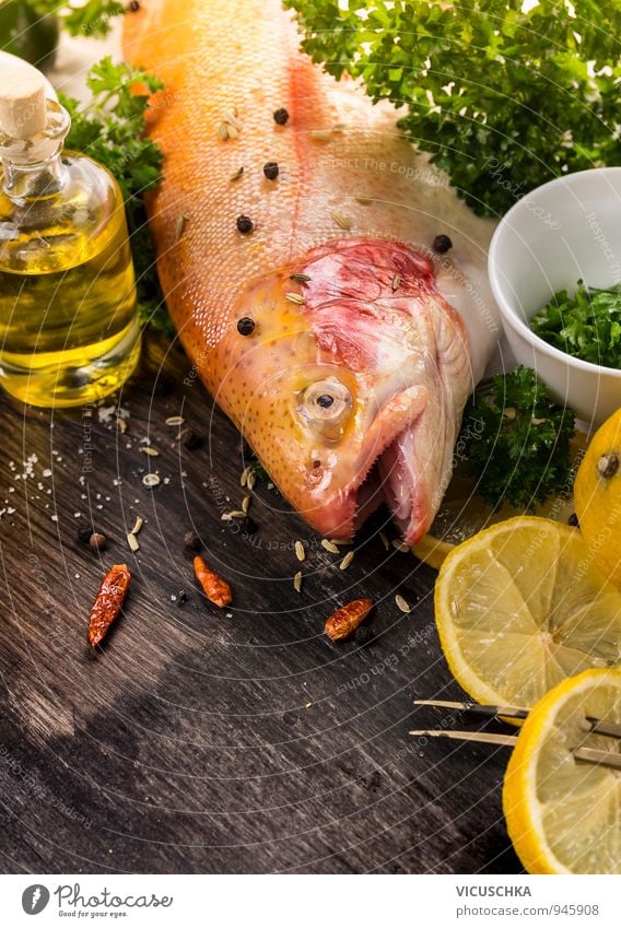 Ganze Regenbogenforellen , Gewürzen ,Zitrone und Öl. Lebensmittel Fisch Gemüse Frucht Kräuter & Gewürze Ernährung Mittagessen Abendessen Bioprodukte