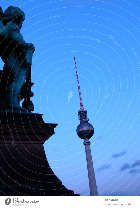 Berlin TV Tower Angelrute Sonnenuntergang Dämmerung historisch modern Wahrzeichen Denkmal Engel dawn twilight alt und neu architecture Berliner Fernsehturm