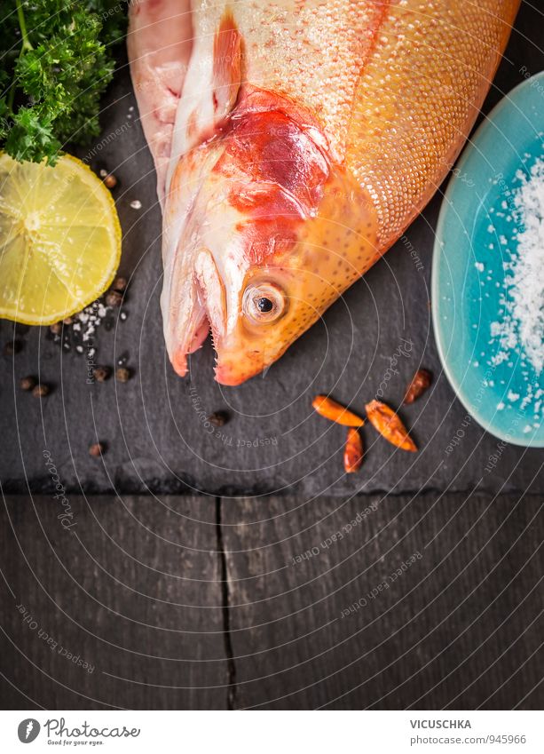 forelle auf alten dunklen Holztisch mit Zitrone und Gewürze Lebensmittel Fisch Gemüse Kräuter & Gewürze Ernährung Essen Festessen Bioprodukte Italienische Küche