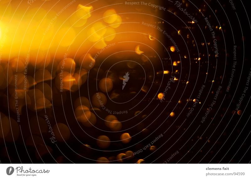 Regen Offenblende Physik Sonnenuntergang gelb glänzend Unschärfe Farbe Fensterscheibe Wassertropfen Wärme nachsichtig orange Punkt