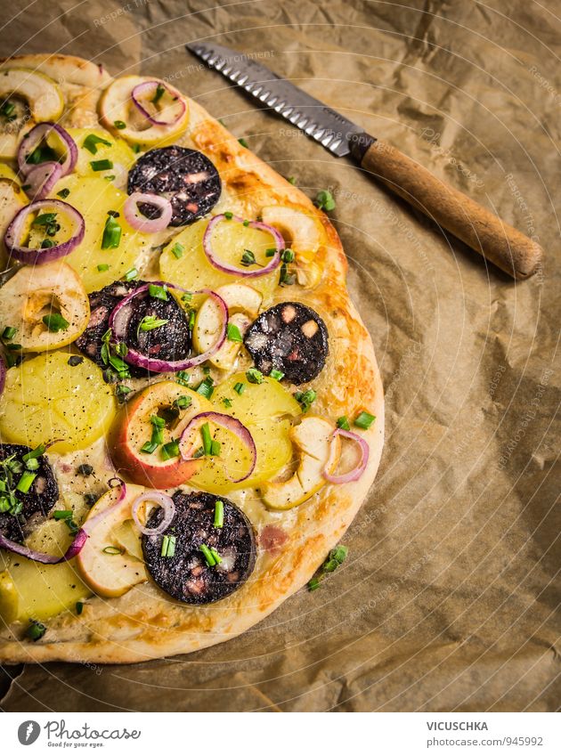 Flammkuchen mit Kartoffeln, rote Zwiebel, Appels und Blutwurst Wurstwaren Gemüse Teigwaren Backwaren Kräuter & Gewürze Ernährung Mittagessen Abendessen